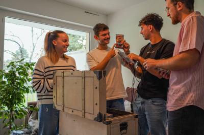 Une personne lit un manga ’Dragon Ball’ avec une couverture bleue illustrée de personnages.