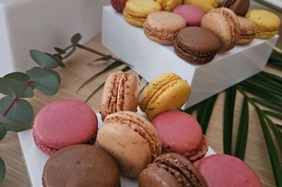 Miniature Traiteur Villefranche-sur-Saône (Rhône) - Delicesbykam #15 Buffet décoré avec des fleurs, fruits frais, verrines, mini-burgers et desserts, présenté sur une table élégante.