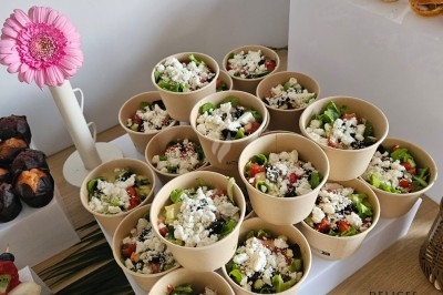 Miniature Traiteur Villefranche-sur-Saône (Rhône) - Delicesbykam #17 Buffet décoré avec des fleurs, fruits frais, verrines, mini-burgers et desserts, présenté sur une table élégante.