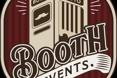 Logo illustré représentant une cabine photo rétro avec l'inscription ’Booth Events’ sur un fond rayé rouge et beige.