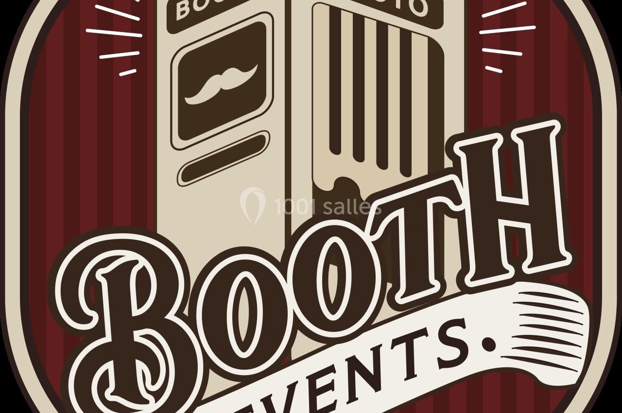 Logo illustré représentant une cabine photo rétro avec l'inscription ’Booth Events’ sur un fond rayé rouge et beige.