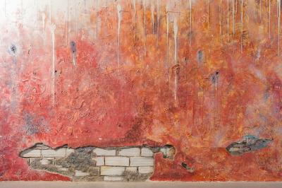 Femme jouant de la guitare électrique dans un décor rétro avec des objets dorés et un téléphone ancien sur une table en…