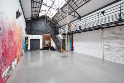 Femme jouant de la guitare électrique dans un décor rétro avec des objets dorés et un téléphone ancien sur une table en…