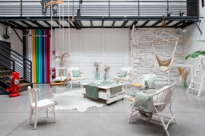 Femme jouant de la guitare électrique dans un décor rétro avec des objets dorés et un téléphone ancien sur une table en…