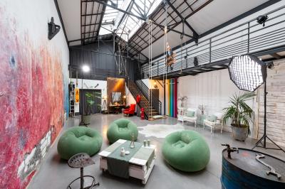 Femme jouant de la guitare électrique dans un décor rétro avec des objets dorés et un téléphone ancien sur une table en…