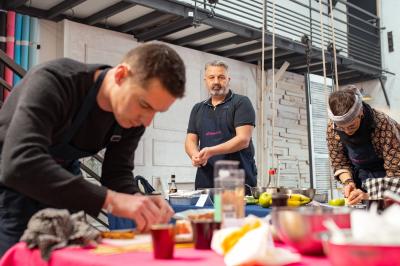 Femme jouant de la guitare électrique dans un décor rétro avec des objets dorés et un téléphone ancien sur une table en…