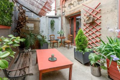 Femme jouant de la guitare électrique dans un décor rétro avec des objets dorés et un téléphone ancien sur une table en…