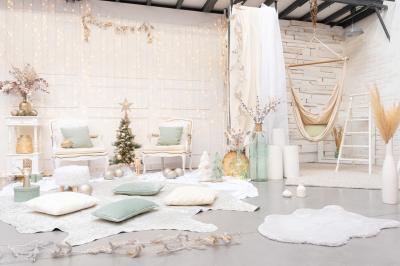 Femme jouant de la guitare électrique dans un décor rétro avec des objets dorés et un téléphone ancien sur une table en…