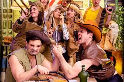 Miniature Studio le Carré #5 Femme portant des lunettes en forme de cœur jouant de la guitare électrique dans un décor rétro avec objets dorés.