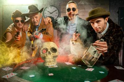 Miniature Studio le Carré #9 Femme portant des lunettes en forme de cœur jouant de la guitare électrique dans un décor rétro avec objets dorés.