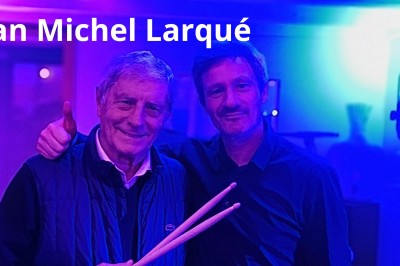 Miniature DJ Milizac (Finistère) - Florian Rion #14 Homme en chemise noire, lunettes de soleil, fumant un cigare, tenant un verre devant un bar rempli de bouteilles.