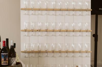 Salle de réception décorée avec des tables rondes, nappes blanches, chandeliers et compositions florales.