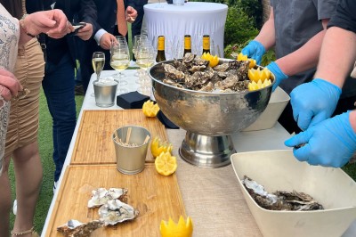 Miniature Traiteur Leers (Nord) - Tendance et Fraicheur Traiteur #7 Plateau de mini-sandwiches variés, wraps et brochettes apéritives avec tomates cerises, présenté dans une boîte ouverte.