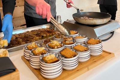 Miniature Traiteur Leers (Nord) - Tendance et Fraicheur Traiteur #8 Plateau de mini-sandwiches variés, wraps et brochettes apéritives avec tomates cerises, présenté dans une boîte ouverte.