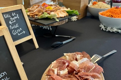 Miniature Traiteur Leers (Nord) - Tendance et Fraicheur Traiteur #9 Plateau de mini-sandwiches variés, wraps et brochettes apéritives avec tomates cerises, présenté dans une boîte ouverte.