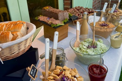 Miniature Traiteur Leers (Nord) - Tendance et Fraicheur Traiteur #11 Plateau de mini-sandwiches variés, wraps et brochettes apéritives avec tomates cerises, présenté dans une boîte ouverte.