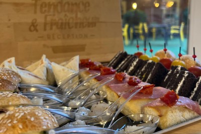 Miniature Traiteur Leers (Nord) - Tendance et Fraicheur Traiteur #12 Plateau de mini-sandwiches variés, wraps et brochettes apéritives avec tomates cerises, présenté dans une boîte ouverte.