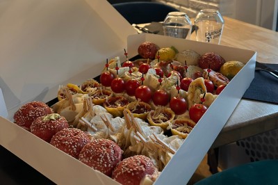 Miniature Traiteur Leers (Nord) - Tendance et Fraicheur Traiteur #15 Plateau de mini-sandwiches variés, wraps et brochettes apéritives avec tomates cerises, présenté dans une boîte ouverte.