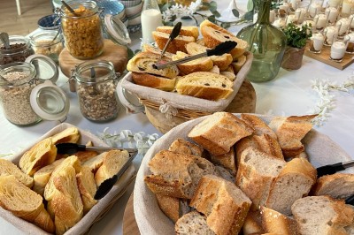 Miniature Traiteur Leers (Nord) - Tendance et Fraicheur Traiteur #2 Plateau de mini-sandwiches variés, wraps et brochettes apéritives avec tomates cerises, présenté dans une boîte ouverte.