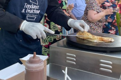 Miniature Traiteur Leers (Nord) - Tendance et Fraicheur Traiteur #3 Plateau de mini-sandwiches variés, wraps et brochettes apéritives avec tomates cerises, présenté dans une boîte ouverte.