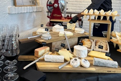 Miniature Traiteur Leers (Nord) - Tendance et Fraicheur Traiteur #5 Plateau de mini-sandwiches variés, wraps et brochettes apéritives avec tomates cerises, présenté dans une boîte ouverte.