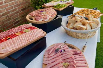 Miniature Traiteur Leers (Nord) - Tendance et Fraicheur Traiteur #9 Plateau de mini-sandwiches variés, wraps et brochettes apéritives avec tomates cerises, présenté dans une boîte ouverte.