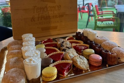 Miniature Traiteur Leers (Nord) - Tendance et Fraicheur Traiteur #12 Plateau de mini-sandwiches variés, wraps et brochettes apéritives avec tomates cerises, présenté dans une boîte ouverte.