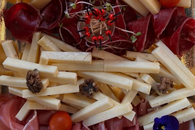 Miniature Traiteur Leers (Nord) - Tendance et Fraicheur Traiteur #13 Plateau de mini-sandwiches variés, wraps et brochettes apéritives avec tomates cerises, présenté dans une boîte ouverte.