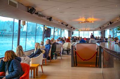 Miniature Croisières chauffé sur Bordeaux Une main dépose une crêpe chaude sur une assiette à l'aide d'une spatule, près d'une crêpière en extérieur.