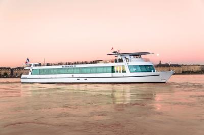 Miniature Burdigala II en navigation sur la Garonne  Mur interactif lumineux avec chronomètre, accessoires de sport et équilibre disposés sur deux tables bleues au premier plan.