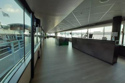 Miniature Salle intérieur Burdigala II Mur interactif lumineux avec chronomètre, accessoires de sport et équilibre disposés sur deux tables bleues au premier plan.