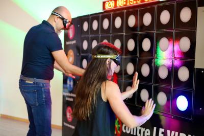 Bateau blanc naviguant sur une rivière au coucher du soleil, avec des bâtiments historiques en arrière-plan.