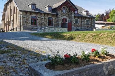 Miniature Location salle Libramont-Chevigny (Luxembourg) - Domaine du Château de Freux #9 Un couple en tenue de mariage se tient devant un officiant dans un décor festif avec sapins et guirlandes lumineuses.