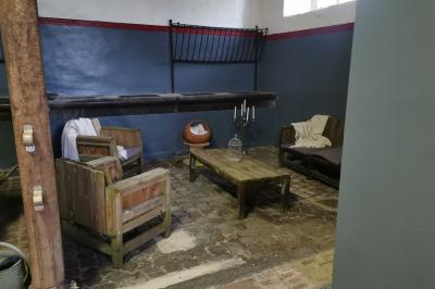 Miniature Location salle Libramont-Chevigny (Luxembourg) - Domaine du Château de Freux #11 Un couple en tenue de mariage se tient devant un officiant dans un décor festif avec sapins et guirlandes lumineuses.