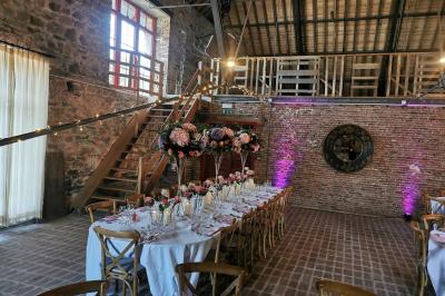 Miniature Location salle Libramont-Chevigny (Luxembourg) - Domaine du Château de Freux #12 Un couple en tenue de mariage se tient devant un officiant dans un décor festif avec sapins et guirlandes lumineuses.