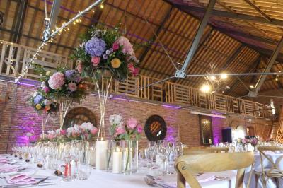 Miniature Location salle Libramont-Chevigny (Luxembourg) - Domaine du Château de Freux #19 Un couple en tenue de mariage se tient devant un officiant dans un décor festif avec sapins et guirlandes lumineuses.