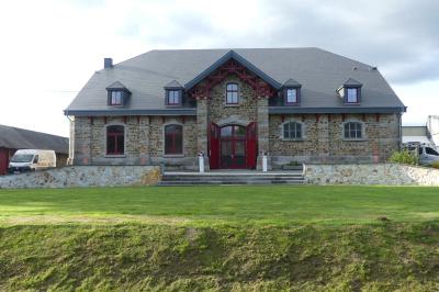 Miniature Location salle Libramont-Chevigny (Luxembourg) - Domaine du Château de Freux #3 Un couple en tenue de mariage se tient devant un officiant dans un décor festif avec sapins et guirlandes lumineuses.