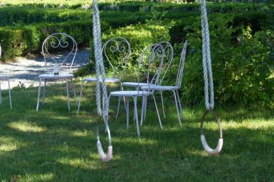 Miniature Location salle Libramont-Chevigny (Luxembourg) - Domaine du Château de Freux #20 Un couple en tenue de mariage se tient devant un officiant dans un décor festif avec sapins et guirlandes lumineuses.