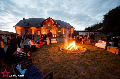 Miniature Location salle Libramont-Chevigny (Luxembourg) - Domaine du Château de Freux #23 Un couple en tenue de mariage se tient devant un officiant dans un décor festif avec sapins et guirlandes lumineuses.