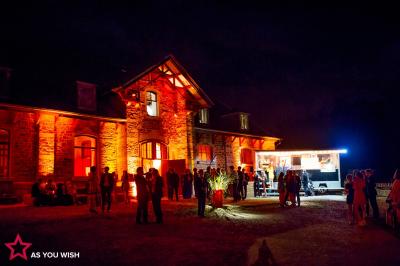 Miniature Location salle Libramont-Chevigny (Luxembourg) - Domaine du Château de Freux #24 Un couple en tenue de mariage se tient devant un officiant dans un décor festif avec sapins et guirlandes lumineuses.