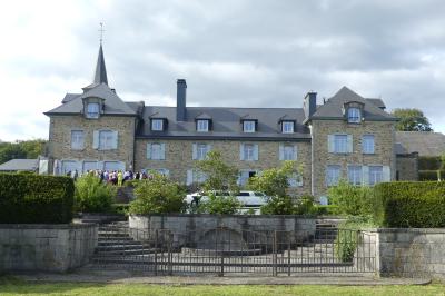 Miniature Château de Freux Un couple en tenue de mariage se tient devant un officiant dans un décor festif avec sapins et guirlandes lumineuses.