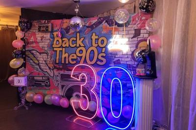 Miniature Silvie Wedding & Events #4 Figurines de mariés sur un gâteau décoré de fleurs bleues, d'une feuille argentée et d'un cœur en arrière-plan.