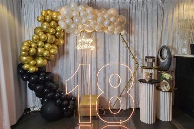 Miniature Silvie Wedding & Events #5 Figurines de mariés sur un gâteau décoré de fleurs bleues, d'une feuille argentée et d'un cœur en arrière-plan.