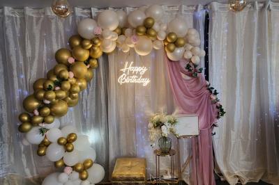 Miniature Silvie Wedding & Events #7 Figurines de mariés sur un gâteau décoré de fleurs bleues, d'une feuille argentée et d'un cœur en arrière-plan.