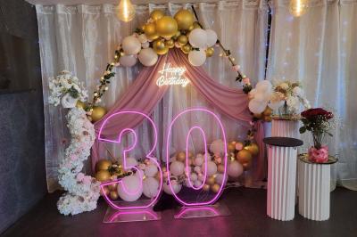 Miniature Silvie Wedding & Events #3 Figurines de mariés sur un gâteau décoré de fleurs bleues, d'une feuille argentée et d'un cœur en arrière-plan.