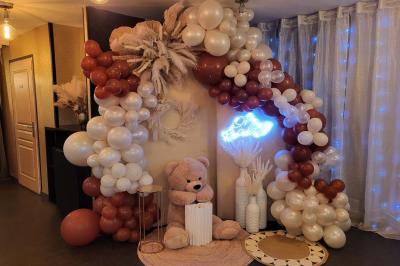 Miniature Silvie Wedding & Events #13 Figurines de mariés sur un gâteau décoré de fleurs bleues, d'une feuille argentée et d'un cœur en arrière-plan.