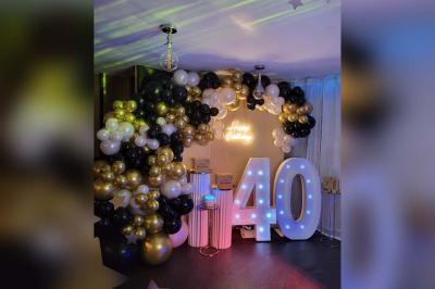 Miniature Silvie Wedding & Events #18 Figurines de mariés sur un gâteau décoré de fleurs bleues, d'une feuille argentée et d'un cœur en arrière-plan.