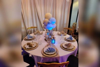 Miniature Silvie Wedding & Events #20 Figurines de mariés sur un gâteau décoré de fleurs bleues, d'une feuille argentée et d'un cœur en arrière-plan.