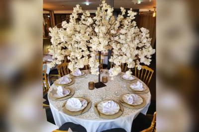 Miniature Silvie Wedding & Events #21 Figurines de mariés sur un gâteau décoré de fleurs bleues, d'une feuille argentée et d'un cœur en arrière-plan.