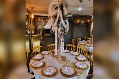 Miniature Silvie Wedding & Events #22 Figurines de mariés sur un gâteau décoré de fleurs bleues, d'une feuille argentée et d'un cœur en arrière-plan.